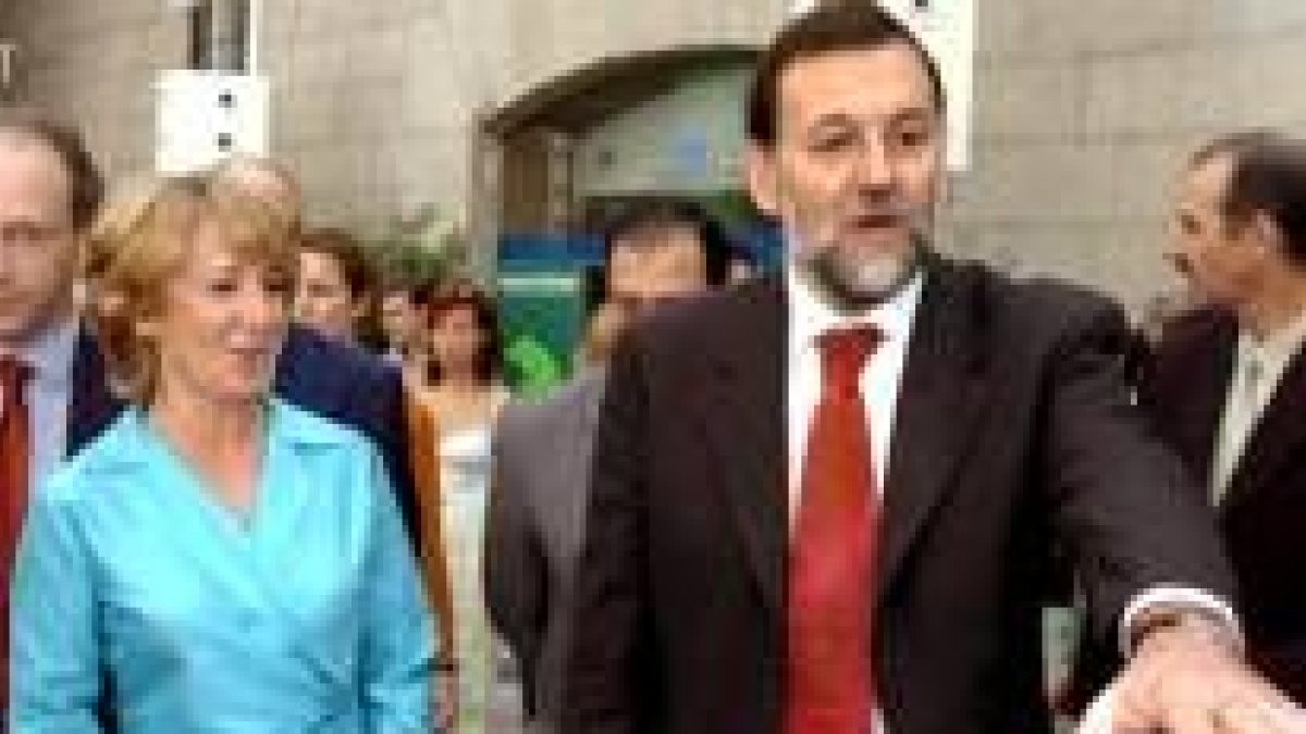 Mariano Rajoy acompañado de Esperanza Aguirre a su llegada ayer a El Escorial