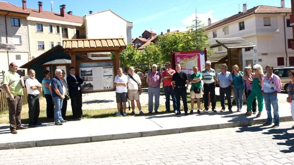 Alcaldes y miembros de la asociación junto al panel de la ruta vadiniense situado en Riaño.