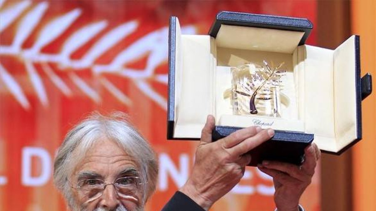 Michael Haneke muestra la Palma de Oro que le acredita como autor de la mejor película.