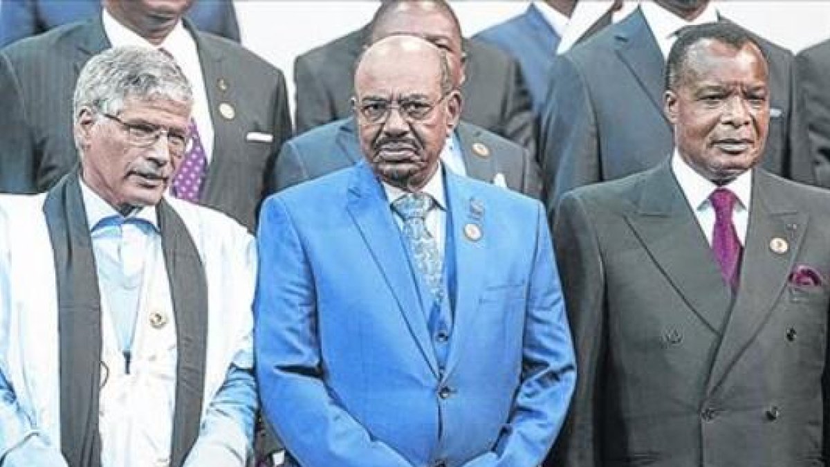 Omar al Bashir (en el centro), en la foto con los líderes africanos en la cumbre de la UA, en Johannesburgo.