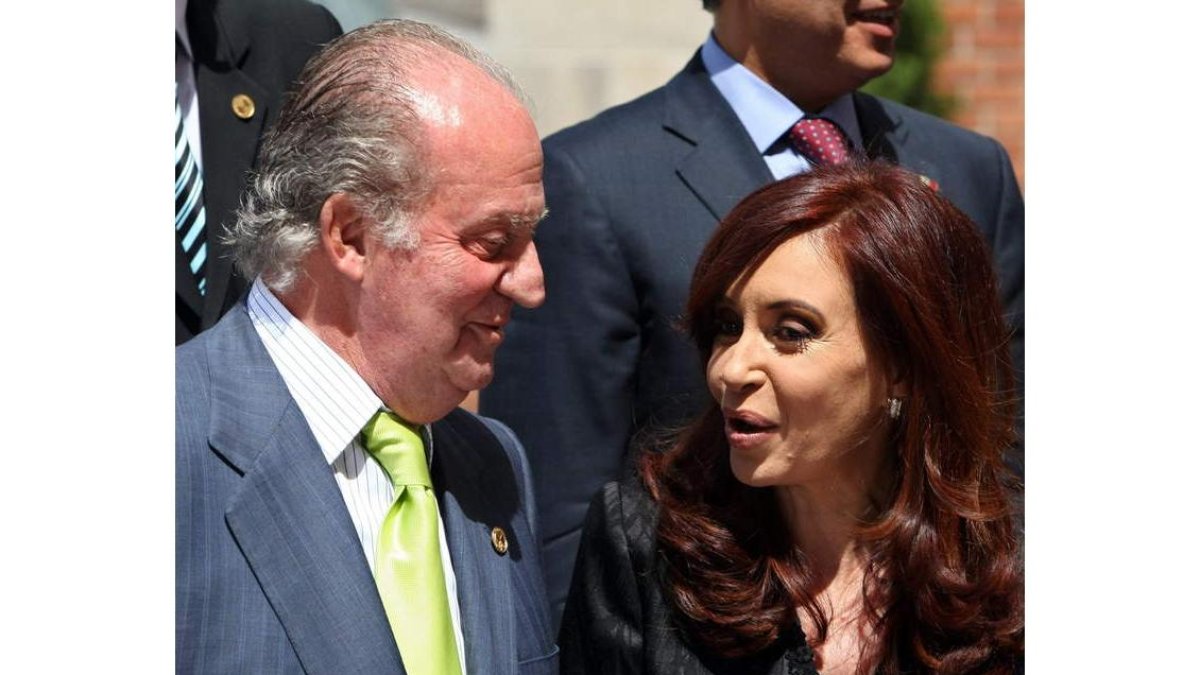 El Rey conversa con Cristina Kirchner en el 2010.