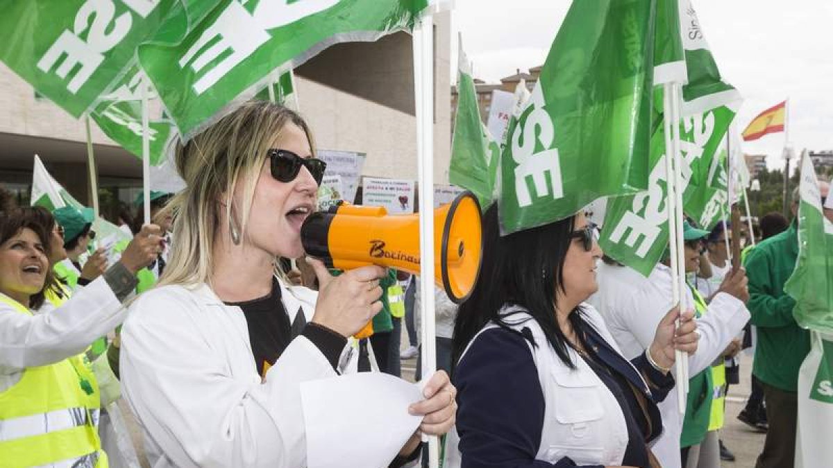 Miembros de Satse de León, durante la protesta. DOS SANTOS