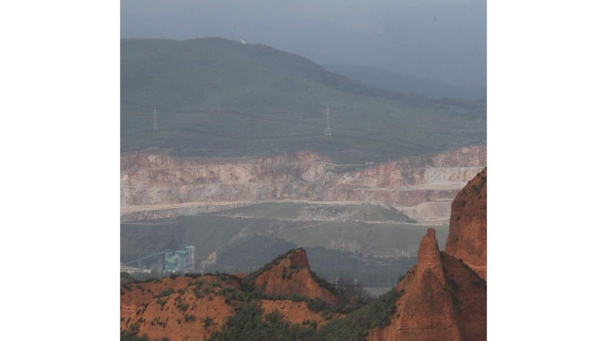 Vista de la cantera de Catisa (al fondo) desde el mirador de Orellán con picachos de Las Médulas. DE LA MATA