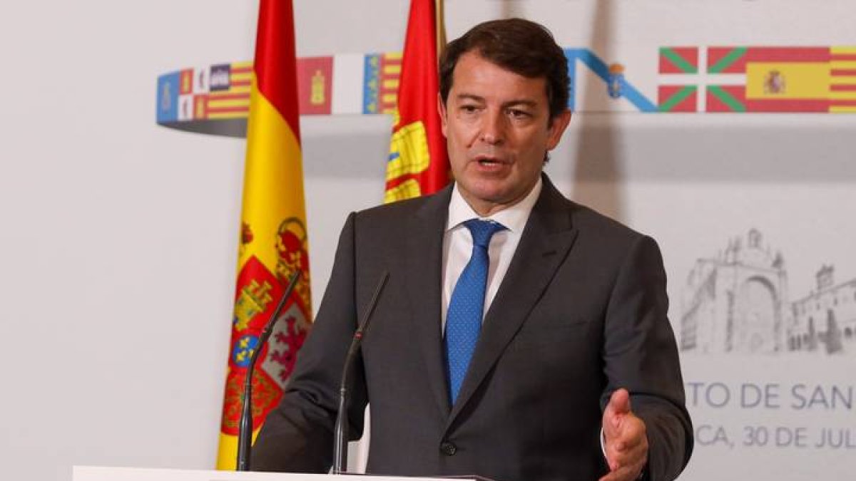 El presidente de la Junta de Castilla y León, Alfonso Fernández Mañueco,  comparece al término de la reunión de trabajo de la XXIV Conferencia de Presidentes. EFE/ Juanjo Martín