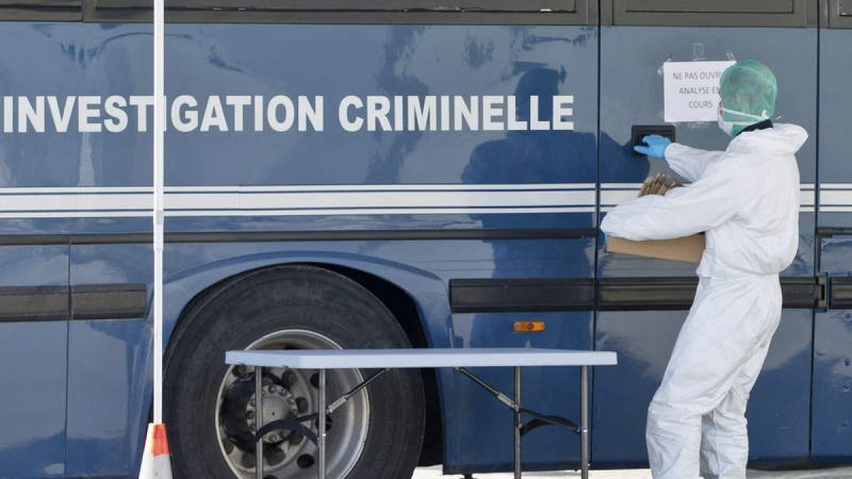 Un miembro de la policía forense francesa.