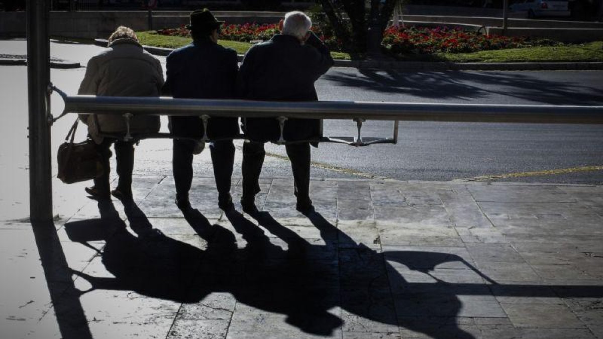 Pensionistas en una calle de Valencia.