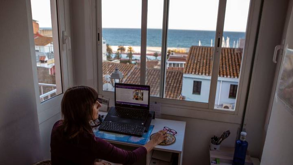 Marta, enóloga y trabajadora autónoma atiende telematicamente a sus clientes. ENRIC FONTCUBERTA