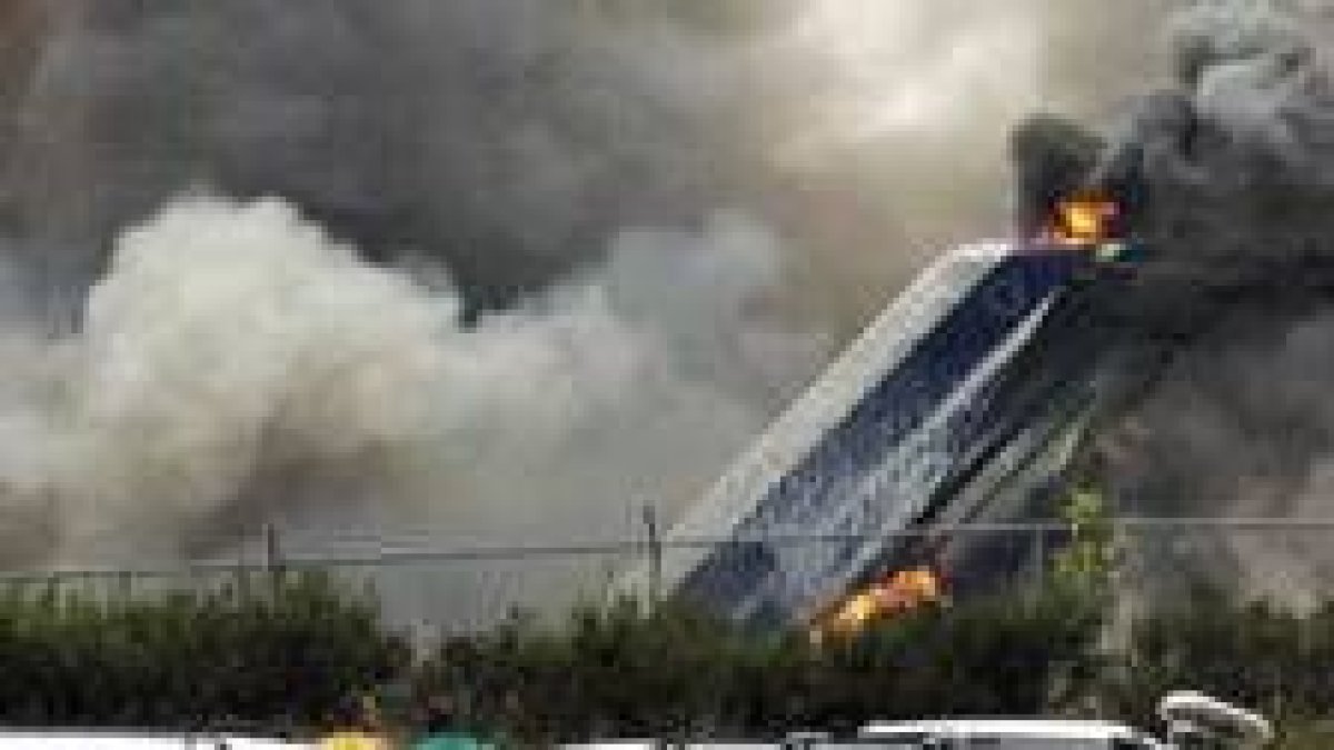 El avión que se incendió tras aterrizar ayer en el aeropuerto canadiense de Toronto