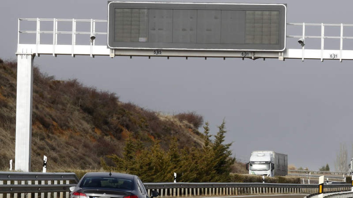 Cámaras de precisión en el panel situado en el km 140 de la autovía A-66, cerca de los enlaces de la circunvalación de León. MARCIANO PÉREZ