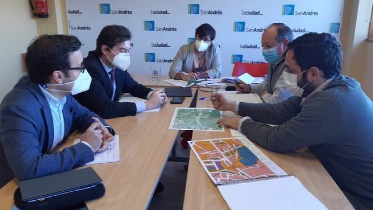 El concejal Benjamín Fernández muestra el plano de las obras a los gestores de Adif. DL