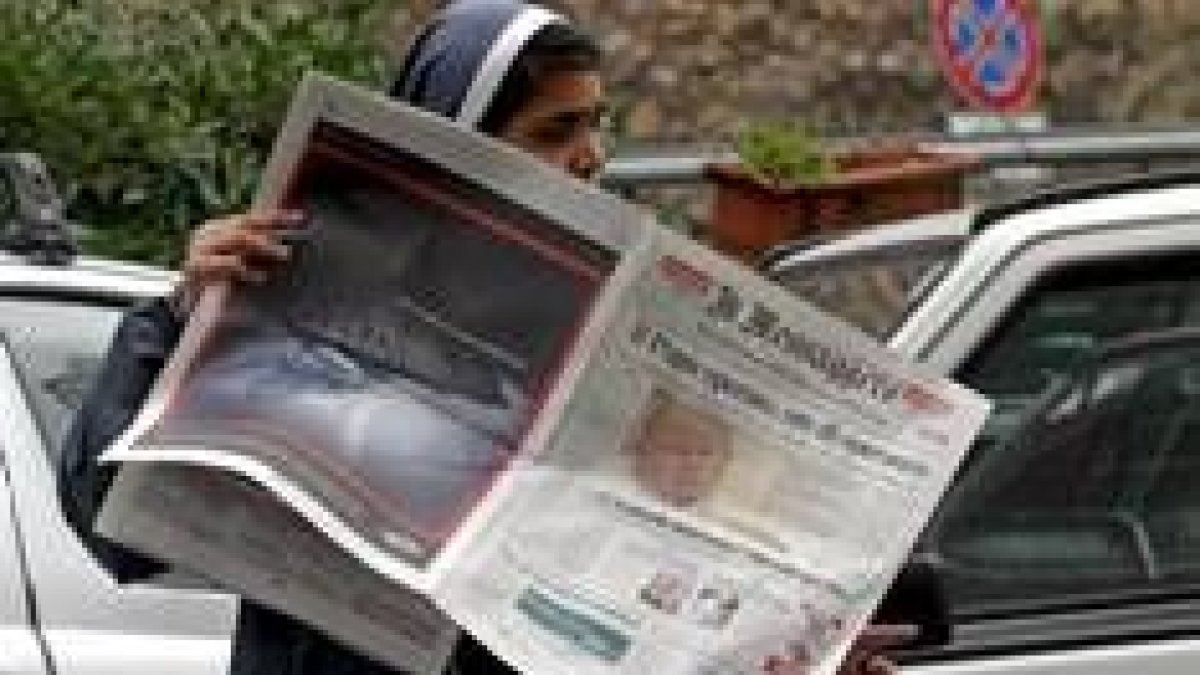 Una religiosa sigue la evolución del estado de salud del Santo Padre por la prensa italiana
