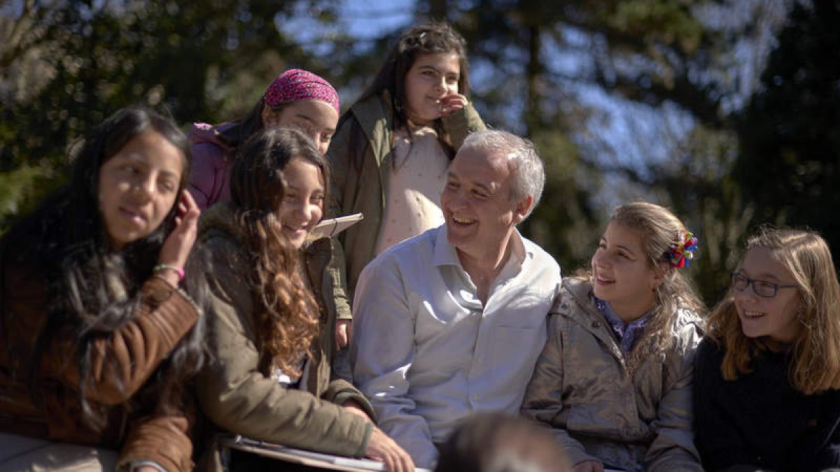 Pedro Puig, presidente de Aldeas Infantiles, con un grupo adolescentes a los que ayuda la oenegé. DL