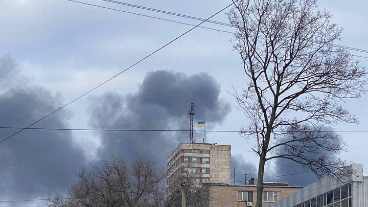Columnas de humo salen de una zona residencial en la ciudad de Mariúpol, en el sureste de Ucrania y asediada desde hace tres semanas por las tropas rusas. GALYNA BALABANOAVA