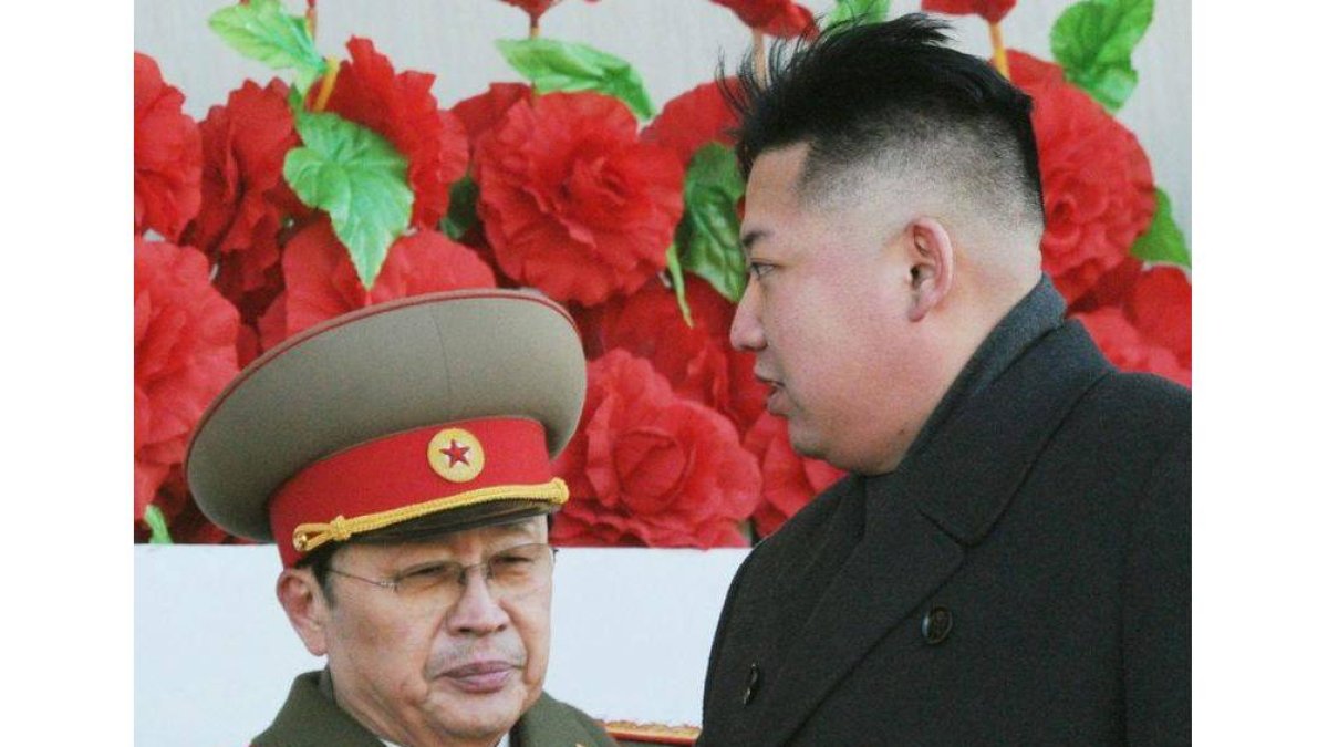 Kim Jong Un (derecha) pasa por delante de su tío Jang Song Thaek en un desfile militar en Pyongyang, en febrero del 2012.