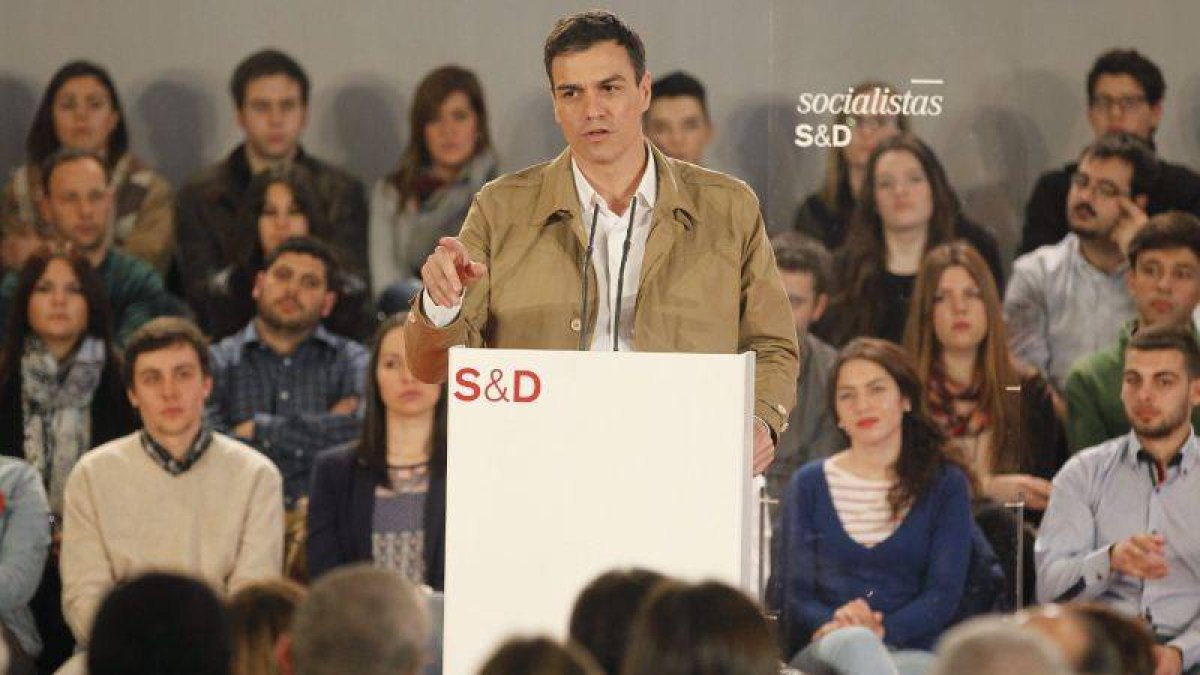 El secretario general del PSOE, Pedro Sánchez, durante su intervención en la clausura hoy de una conferencia sobre el mundo rural y los pequeños municipios en Puebla de Sanabria.