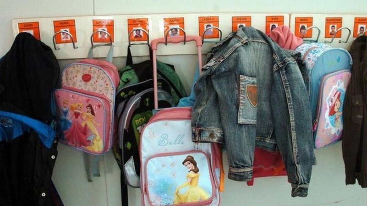 Ropa infantil en el perchero de un colegio.