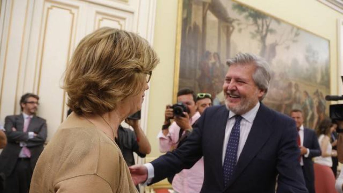 El ministro de Educación Méndez de Vigo saluda a la 'consellera' Rigau en la Conferencia Sectorial de Educación, en una foto de archivo.