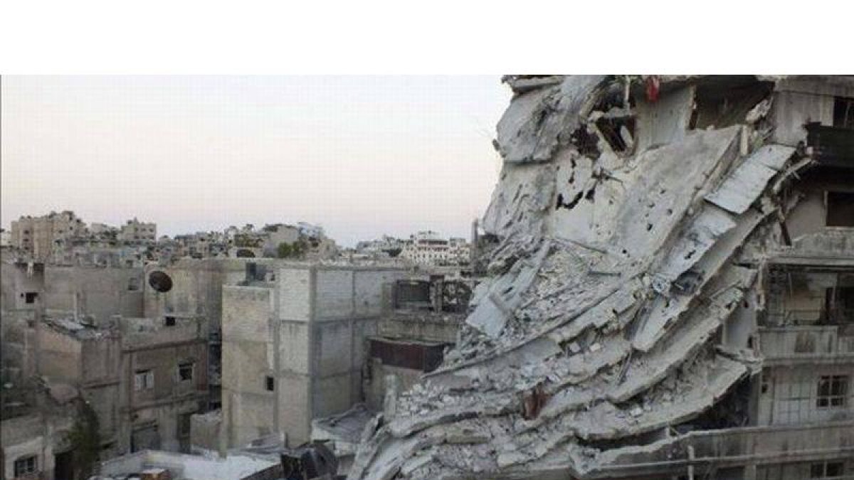Un edificio bombardeado en un barrio de la ciudad de Homs.