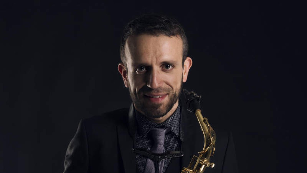 Vítores es un músico especializado en el repertorio contemporáneo y clásico del saxofón. DL