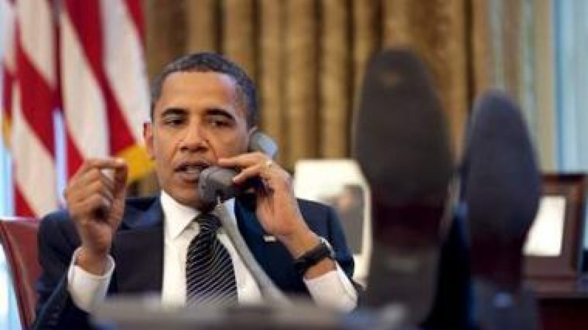 Obama, al teléfono con el primer ministro israelí, Benyamin Netanyahu, en el Despacho Oval.