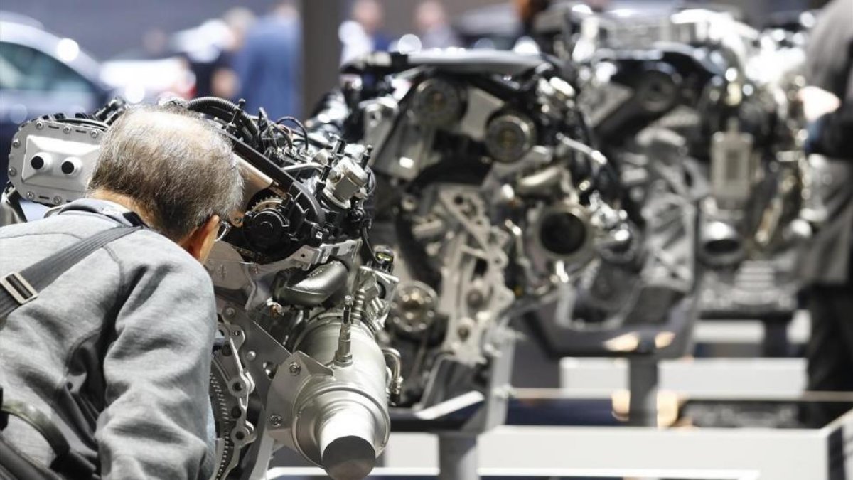 Un visitante observa una muestra de motores de BMW en el Salón del Automóvil de Fráncfort