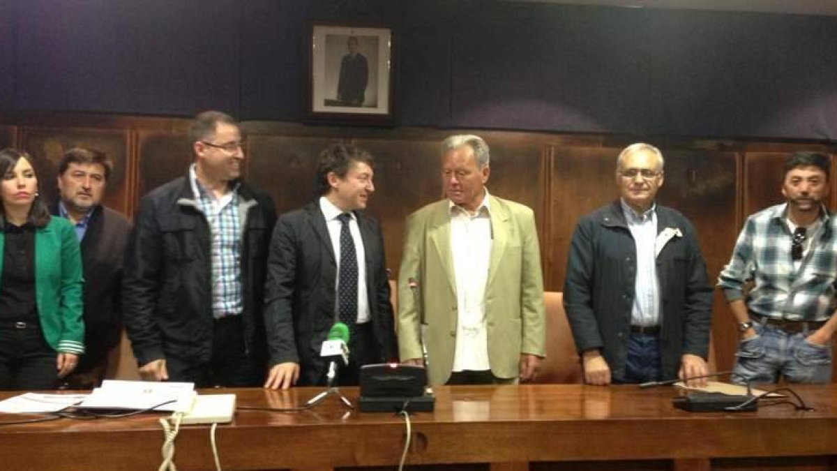 Los miembros de la asociación de romeros, con el alcalde de Ponferrada, Samuel Folgueral.