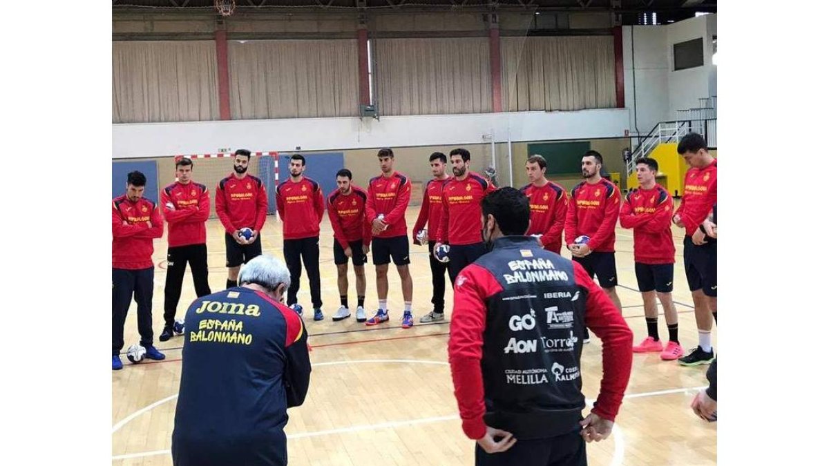 Marchán y Jaime Fernández, ayer con el resto de la selección. RFEB