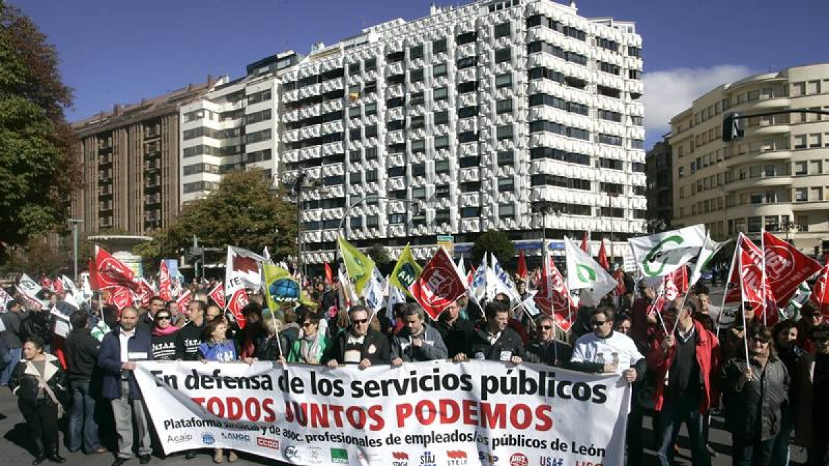 Los empleados públicos de la provincia de León se manifiestan en contra de los recortes establecidos por el Gobierno central.