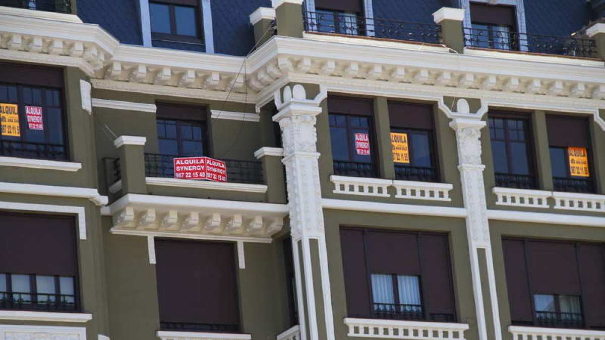 Los precios de las viviendas de alquiler se han abaratado en la capital leonesa. NUNO G. APARICIO