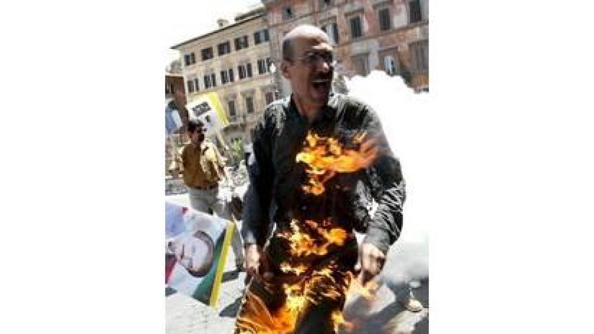 Un iraní se prende fuego ante la embajada de Francia en Roma