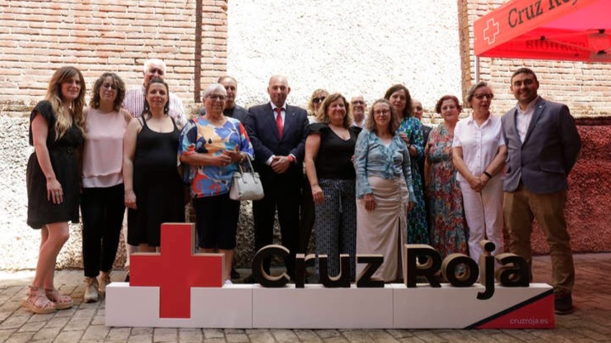 Los presidentes comarcales con el nuevo responsable provincial de Cruz Roja, Daniel Hernández, y la coordinadora, Marta Cuesta. FERNANDO OTERO
