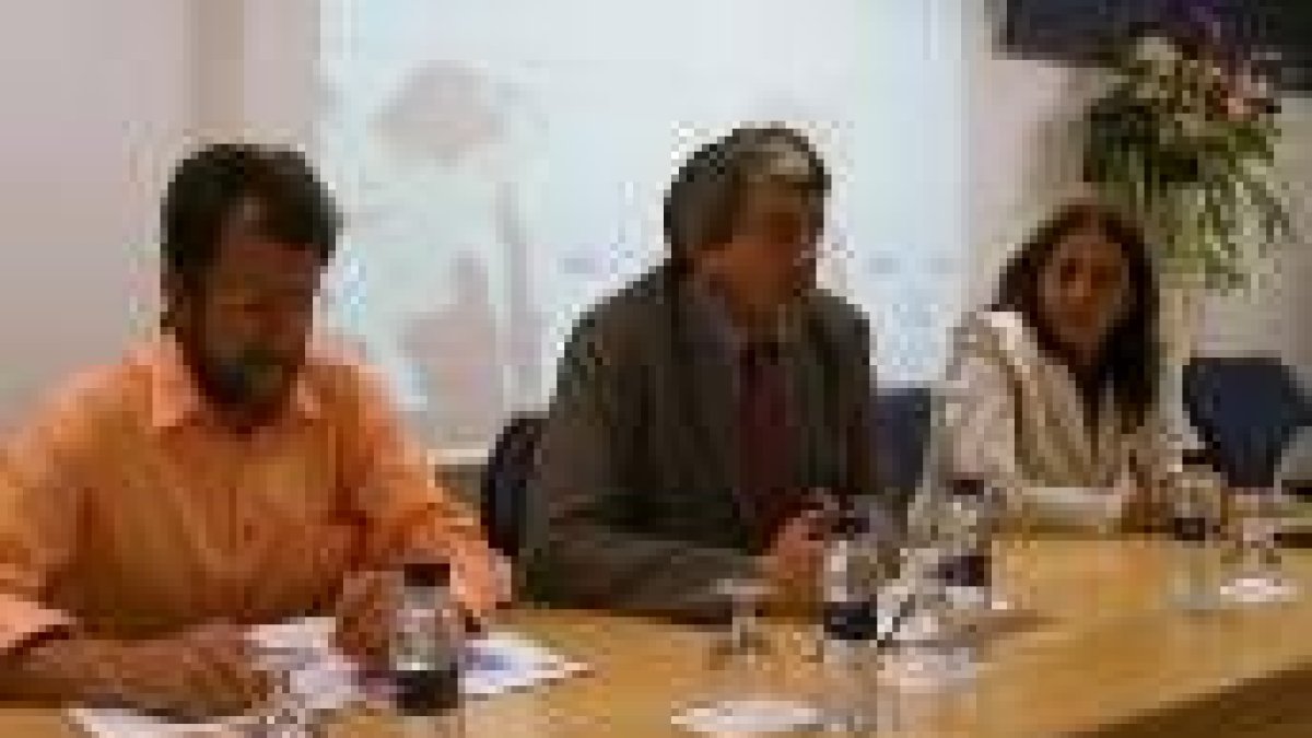 Francisco Javier Otazu, Miguel Martínez y Patricia Fernández, en la reunión de agentes de igualdad
