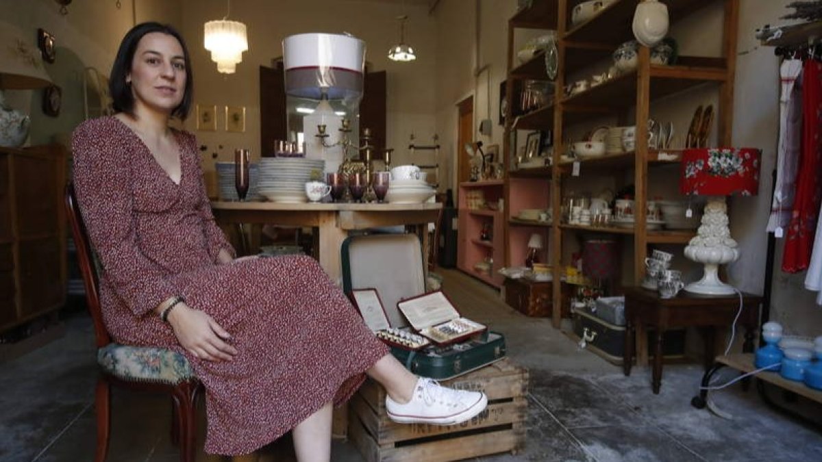 Carmen García Fernández en su tienda Antiquae de Boñar, se abre paso como organizadora de ‘puertas abiertas’ en casas particulares para vender enseres. RAMIRO