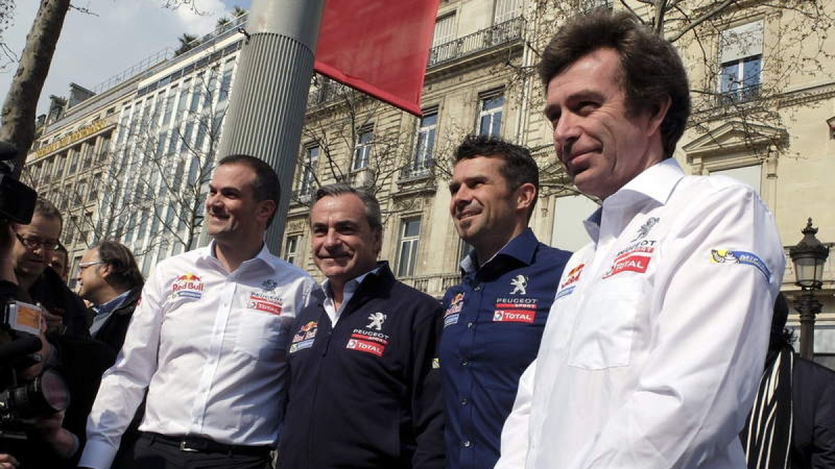 Sainz y Després, en el centro, correrán el Dakar para Peugeot.