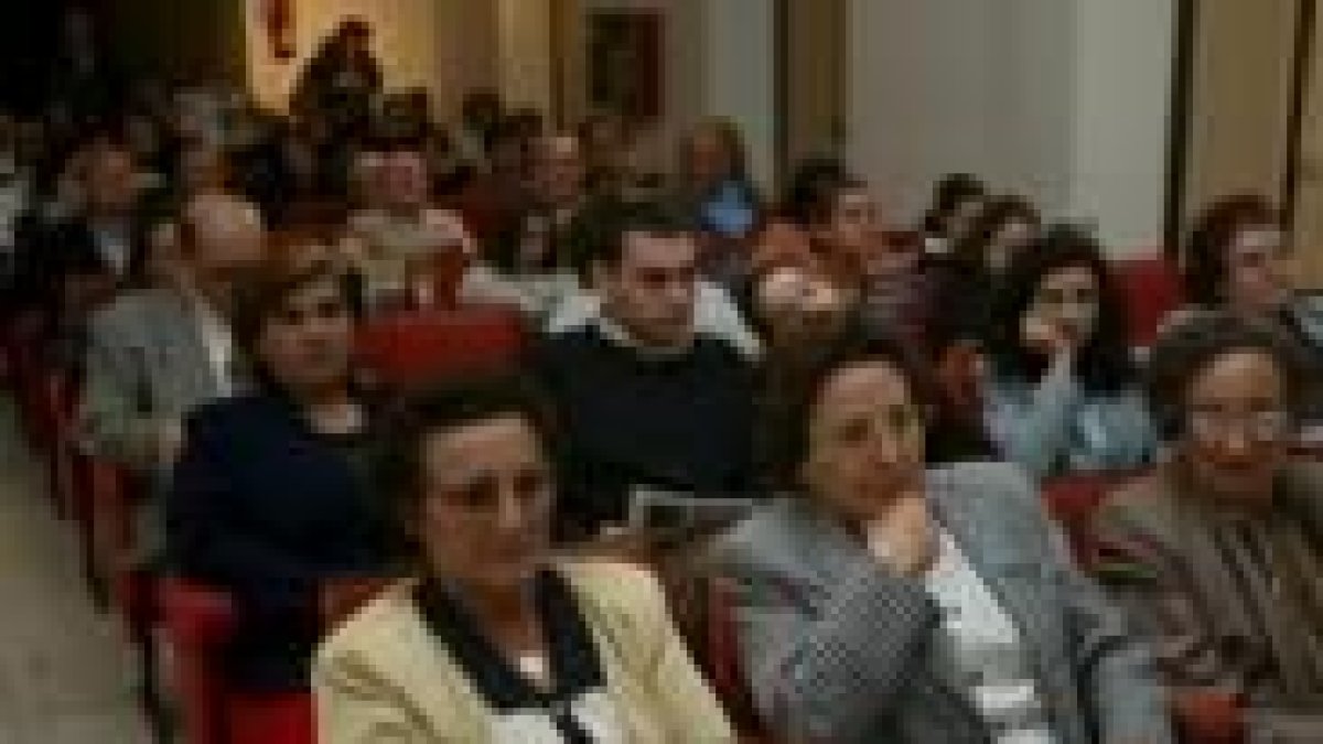 Numeroso público asistió a la charla-coloquio de Valderas