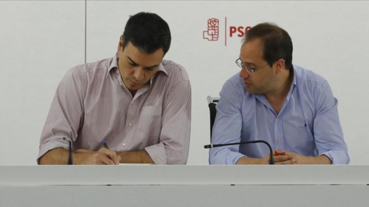 Pedro Sánchez y César Luena, este lunes durante la reunión de la ejecutiva del PSOE.