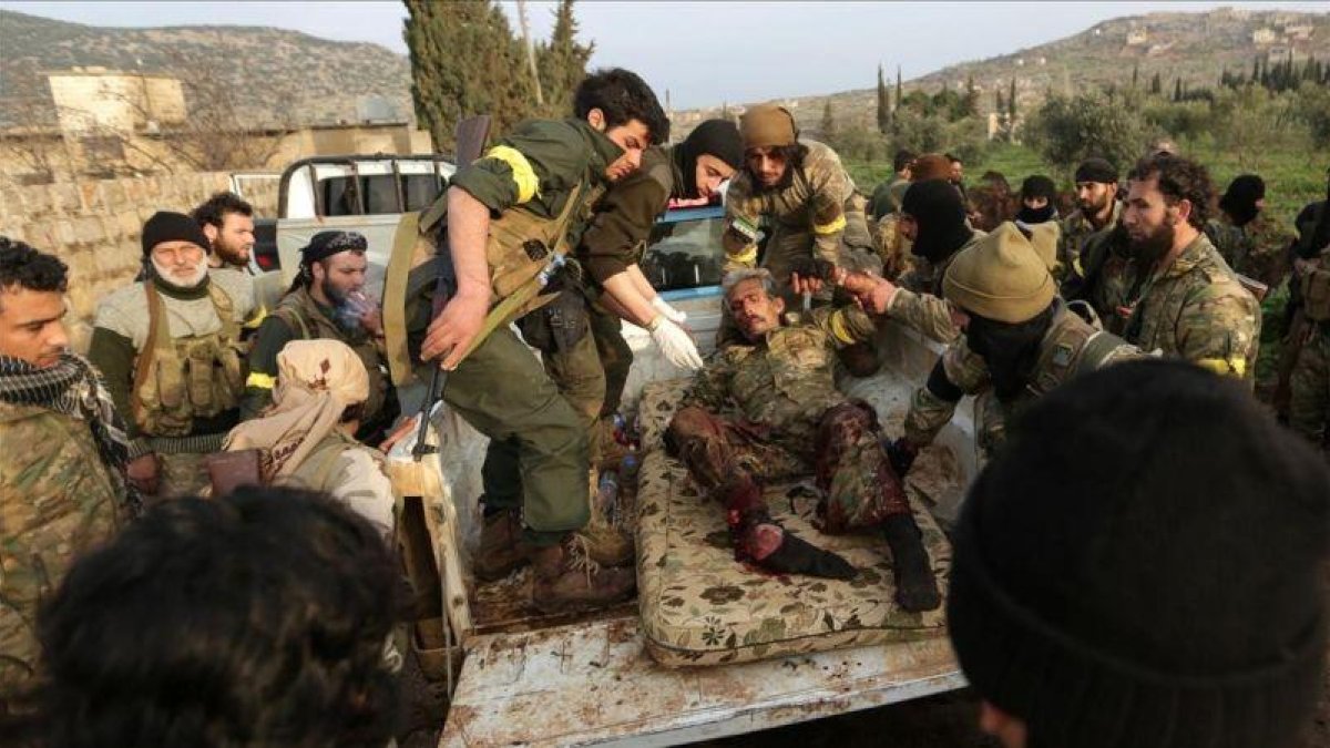 Miembros del Ejército Libre de Siria atienden a compañeros heridos en Rajo, este sábado 3 de marzo.