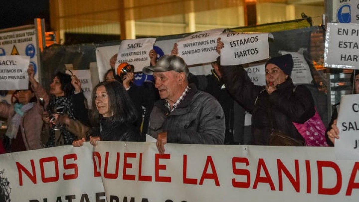 Manifestación de esta noche en Pinilla. MIGUEL F.B.