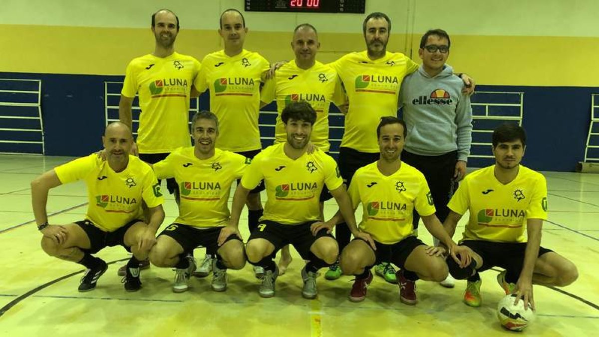 Equipo del Luna Seguridad que disputa la Liga Veteranos de León de fútbol sala. DL