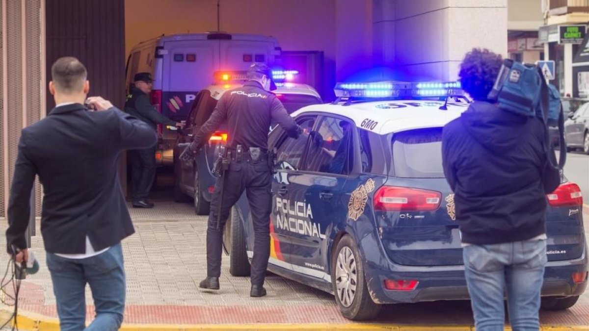 Llegada a los juzgados de Sevilla, este jueves, del furgón policial con el padre detenido por sustracción de menores el pasado martes.