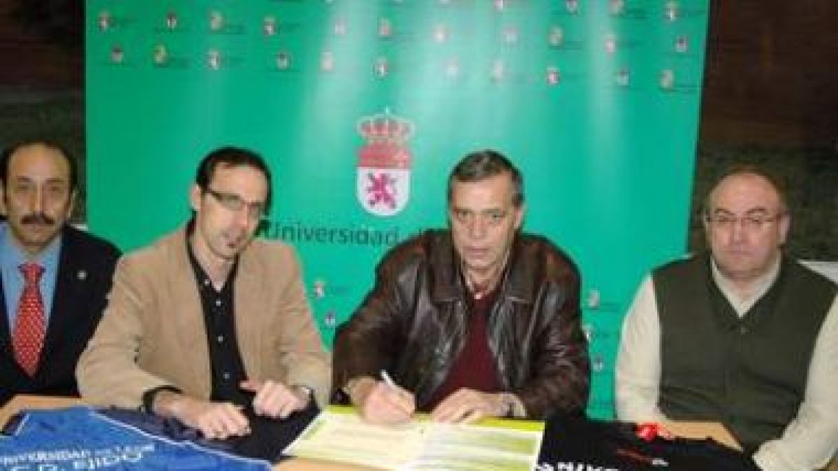 Los reprensentantes universitarios y del Club Deportivo Ejido durante la firma del convenio de colab
