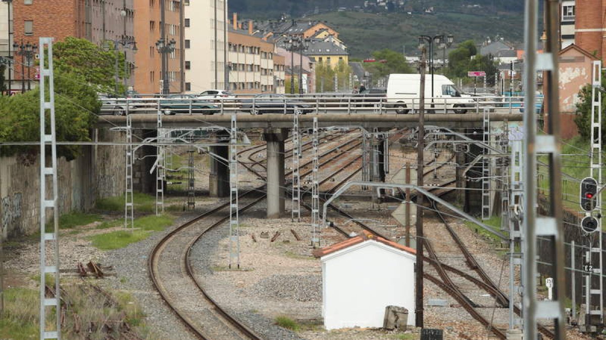 Vista de archivo de la playa de vías de la estación de Renfe de Ponferrada. L. DE LA MATA