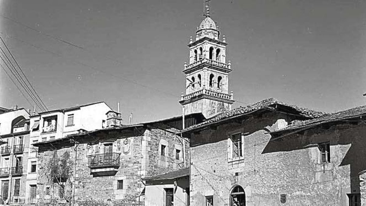 Calle Gil y Carrasco de Ponferrada en los 50. ARCHIVO NICOLÁS MULLER