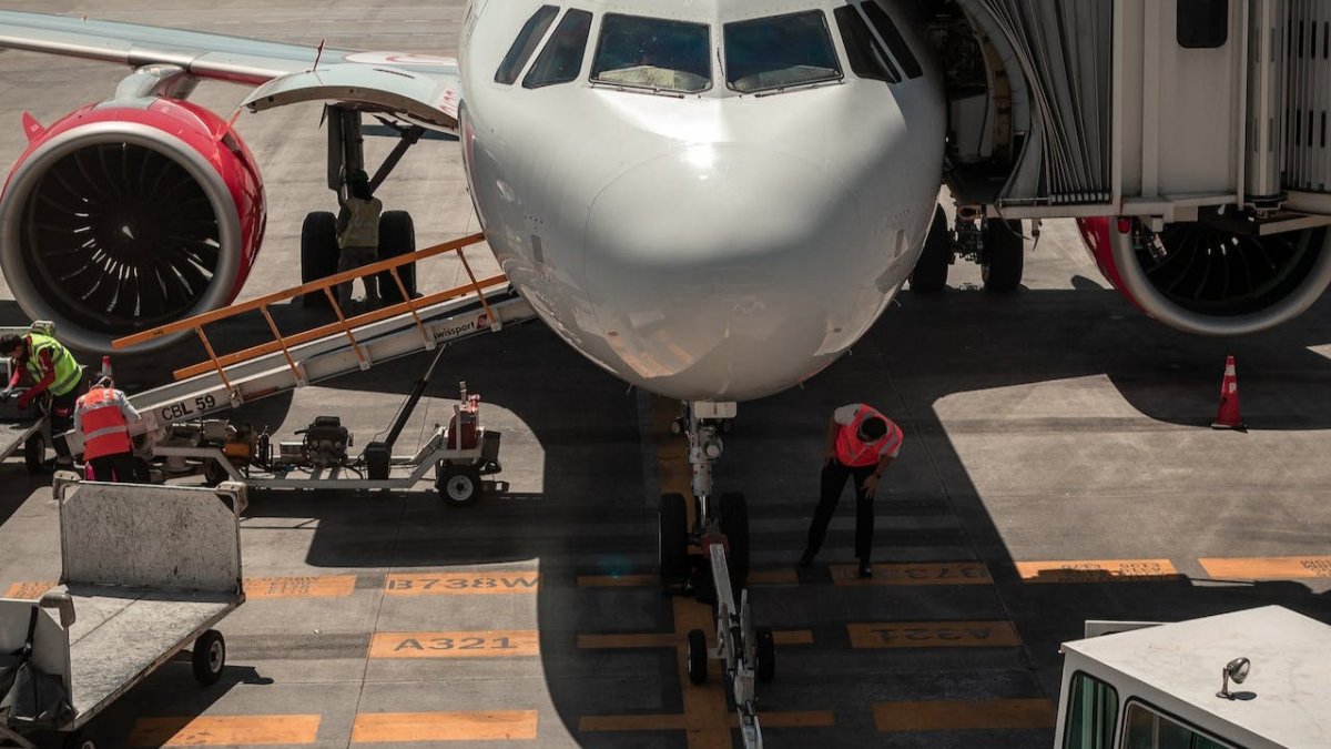 undeFotografía de unos operarios cargando el equipaje en un avión. ALEX QUEZADA/PEXELSfined