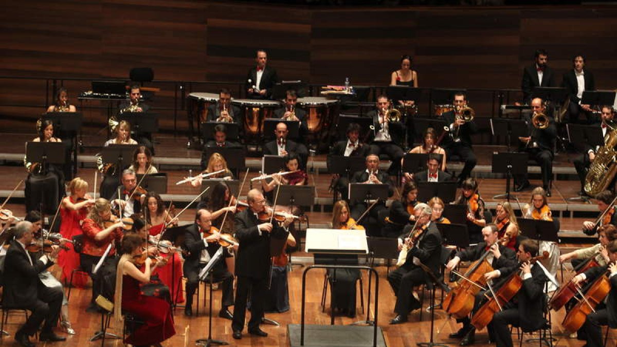 La Sinfónica de León Odón Alonso en el último concierto que ofreció en Navidades en el Auditorio, donde vuelve el domingo.