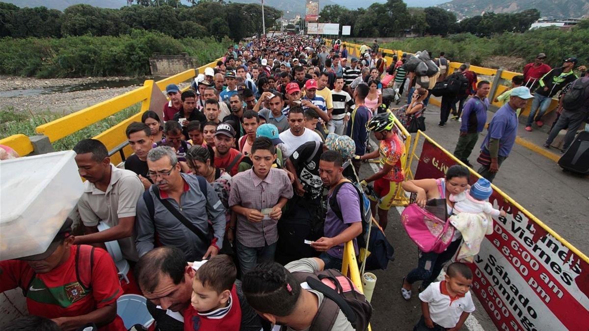 Ciudadanos venezolanos cruzan el puente internacional Simón Bolívar desde San Antonio del Tachira, en Venezuela, hacia Colombia, el 10 de febrero. /