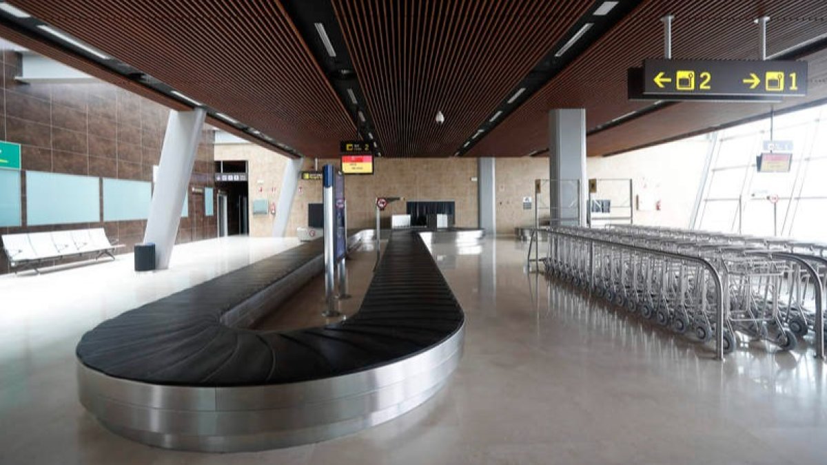 Sala de cintas donde se recogen los equipajes, en el aeropuerto de León. J.F.S.