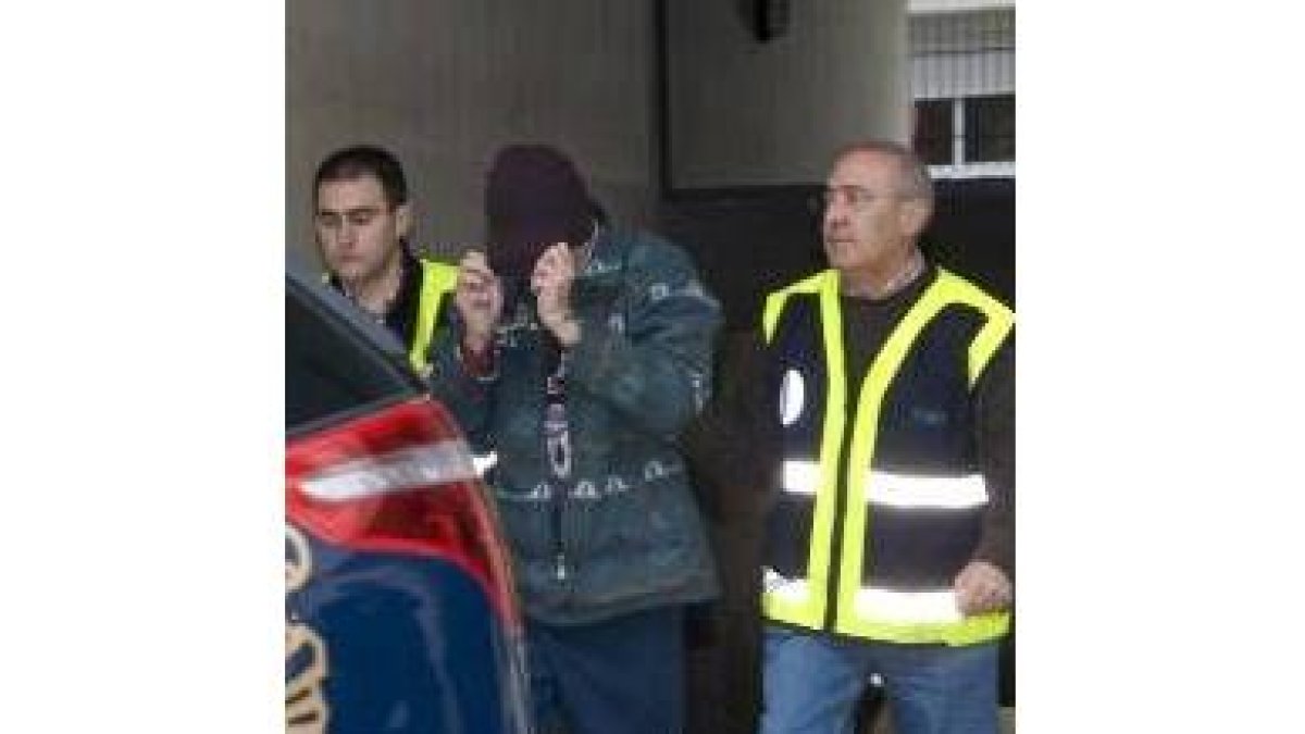 El detenido es trasladado a los juzgados de Huelva desde Cuenca