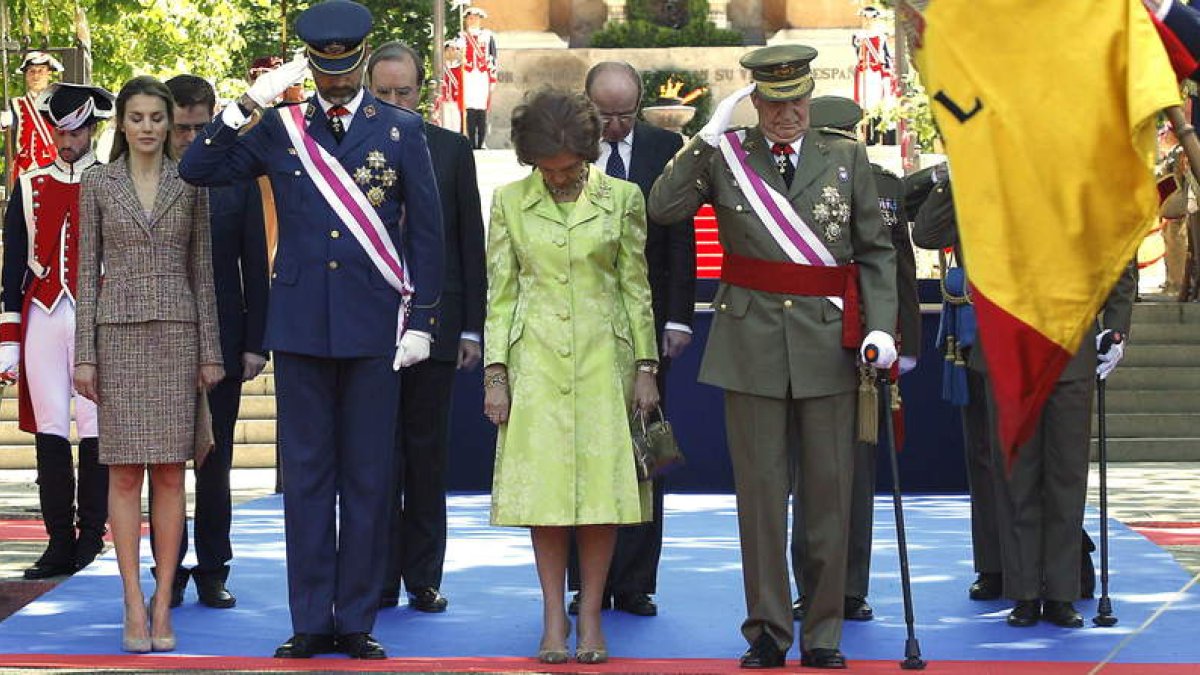 Los reyes y los príncipes de Asturias presiden el acto de homenaje a los caídos ayer, en Madrid.