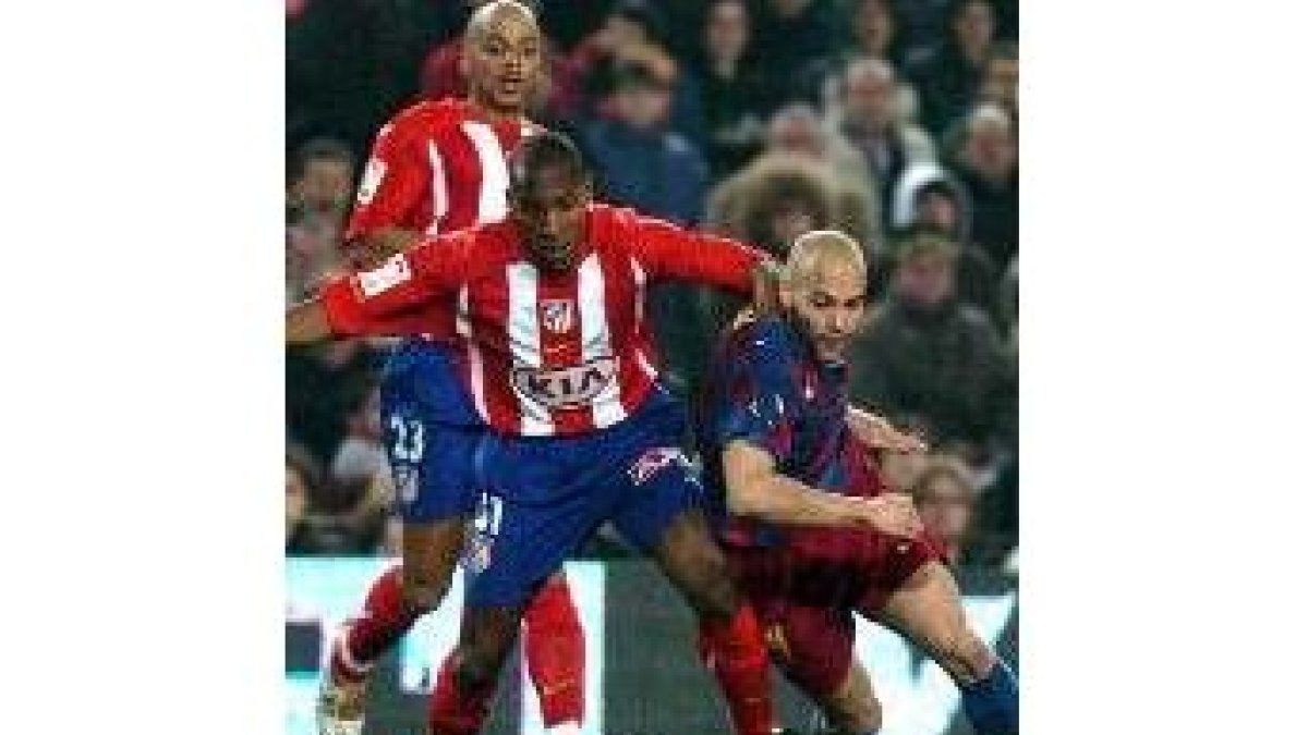 Gabri pugna por el balón con el centrocampista del Atlético Peter Bernard Lucin, observado por Perea